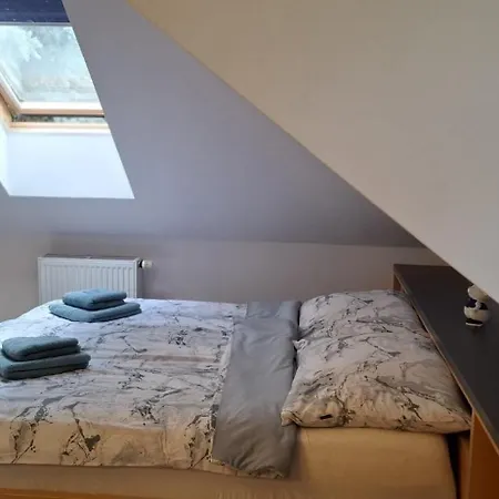 Rodinny Dum 8, Kobylisy Prag