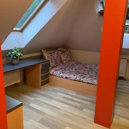 Villa Rodinny Dum 8, Kobylisy